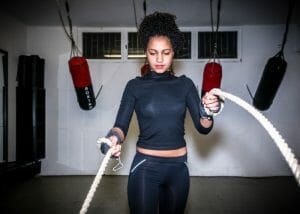 woman doing battle ropes