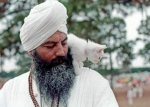 Picture of Yogi Bhajan, the master of Kundalini yoga, with a cat on his shoulder